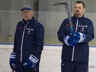 Tréner Craig Ramsay (vľavo) so svojím asistentom Andrejom Podkonickým.