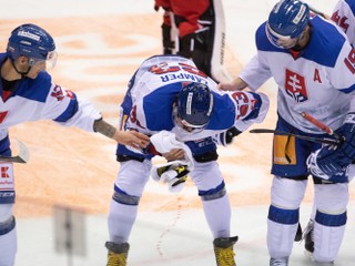 	
Zranený Patrik Lamper zo Slovenska (uprostred) počas hokejového zápasu Kaufland Cup 2019 medzi Slovensko - Bielorusko. Bratislava, 7. február 2019.