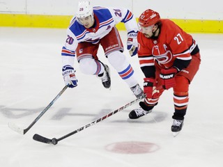 Chris Kreider (vľavo) z New Yorku Rangers bráni Justina Faulka z Caroliny Hurricanes.