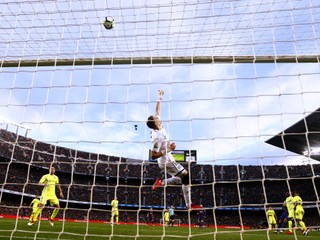 Brankár Getafe Vicente Guaita vyráža strelu nad bránku - ilustračná fotografia.