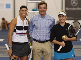 Zľava česká tenistka Lucie Hradecká, rozhodca finále Jiří Adamovský a slovenská tenistka Kristína Kučová.
