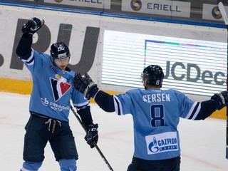 Na snímke vľavo Rudolf Červaný oslavuje gól,  vpravo jeho spoluhráč Michal Sersen (obaja SLovan) v zápase hokejovej KHL ŠK Slovan Bratislava - Dinamo Minsk v stredu 13. februára 2019 v Bratislave.