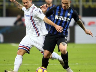 Hráč Sampdorie Karol Linetty (vľavo) a Radja Nainggolan z Interu Miláno.