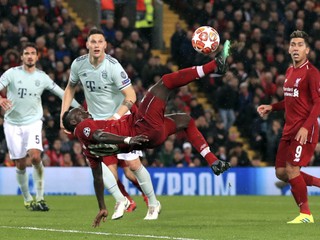 Sadio Mane (uprostred) a jeho nožničky.