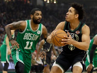 Kyrie Irving (vľavo) z Bostonu Celtics v zápase proti Milwaukee Bucks.
