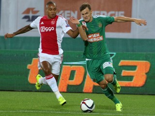 Stefan Stangl (vpravo) z Rapidu Viedeň a  Kenny Tete z Ajaxu Amsterdam.