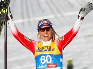 Therese Johaugová oslavuje triumf v Seefelde.