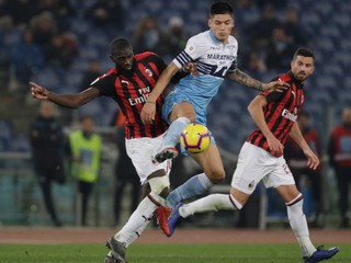 Joaquin Correa (vo výskoku) v súboji o loptu s Tiemoue Bakayokom.