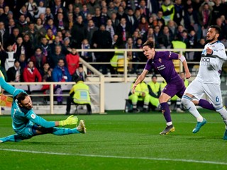 Federico Chiesa (uprostred) strieľa gól do siete Atalanty Bergamo.