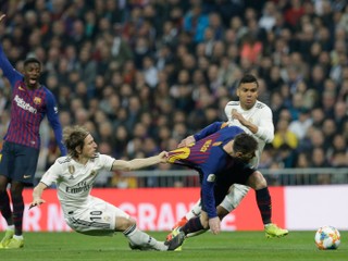 Ilustračná fotografia zo zápasu Real Madrid - FC Barcelona, Luka Modrič ťahá za dres Lionela Messiho.