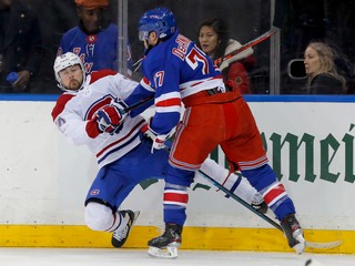 Tomáš Tatar (vľavo) v súboji s Tonym DeBruskom.