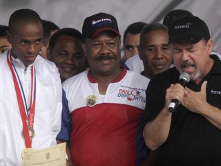 Eusebio Pedroza (v strede).