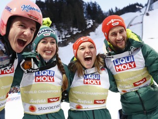 Zľava Karl Geiger, Juliane Seyfarthová, Katharina Althausová a Markus Eisenbichler.