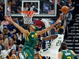 Momentka zo zápasu Utah - Milwaukee.