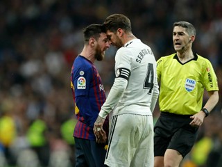 Ramos zasiahol Messiho lakťom do tváre, rozhodca neodpískal ani faul