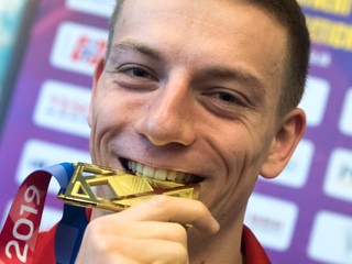 Na snímke slovenský šprintér Ján Volko pózuje so zlatou medailou z behu na 60 m na ME v Glasgowe na tlačovej konferencii v Bratislave 5. marca 2019.