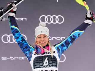 Na archívnej snímke z 22. decembra 2018 švédka Frida Hansdotterová sa teší na pódiu vo francúzskom lyžiarskom stredisku Courchevel. Hansdotterová ukončí kariéru po finále Svetového pohára v andorrskom stredisku Soldeu (13. - 17. marca 2019).