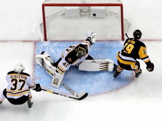 Jared McCann (vpravo) z Pittsburghu Penguins prekonáva slovenského brankára Bostonu Bruins Jaroslava Haláka.