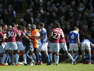 Momentka zo zápasu Birmingham City - Aston Villa.