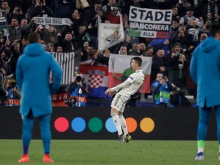 Ronaldo postavil poučky na hlavu a parodoval obscénne gesto