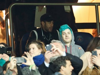 Hráč PSG Neymar (hore v pozadí) sedí v hľadisku počas zápasu odvety osemfinále Ligy majstrov Paríž Saint-Germain - Manchester United na štadióne v Paríži 6. marca 2019.