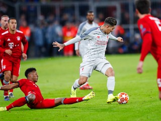 Roberto Firmino (uprostred) preniká cez hráčov Bayernu.
