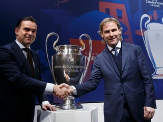 Riaditeľ Ajaxu Marc Overmans (vľavo) a Pavel Nedvěd, viceprezident Juventusu Turín (vpravo).