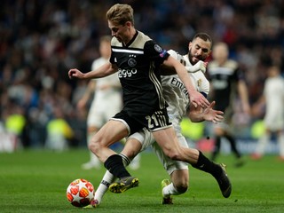Frenkie de Jong v súboji s Karimom Benzemom.