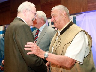 Na snímke vpravo preberá Zlatý odznak SOV Michal Šoltýs, bývalý zjazdár a zakladateľ veľkej lyžiarskej dynastie.