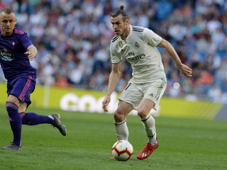 Stanislav Lobotka (vľavo) a Gareth Bale.