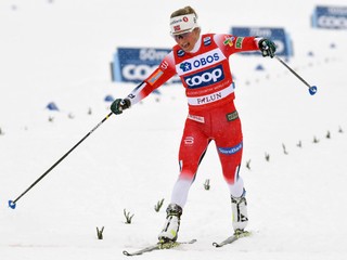 Therese Johaugová v cieli pretekov vo švédskom Falune.