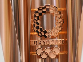 Na snímke detail na olympijskej pochodni pre Letné olympijské hry 2020 v Tokiu, ktorú predstavili na tlačovej konferencii v japonskej metropole 20. marca 2019.