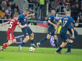 Juraj Kucka pri lopte v zápase Slovensko - Maďarsko v kvalifikácii na ME vo futbale 2020.