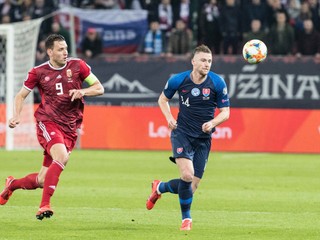 Milan Škriniar (vpravo) v kvalifikačnom zápase na EURO 2020 proti Maďarsku.