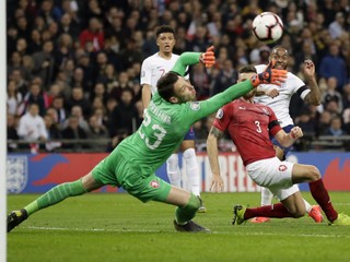 Raheem Sterling strieľa gól v zápase Anglicko - Česko v kvalifikácii o postup na ME vo futbale 2020.