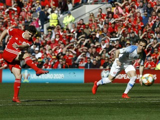 Peter Pekarík sleduje, ako Daniel James strieľa úvodný gól zápasu Wales - Slovensko v kvalifikácii o postup na ME vo futbale 2020.
