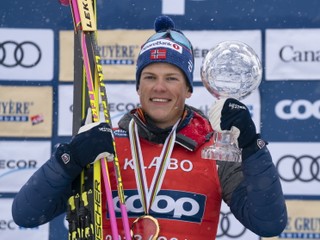 Na snímke nórsky bežec na lyžiach Johannes Hösflot Kläbo pózuje s malým góbusom po tom, ako vyhral súťaž Svetového pohára na 15 km klasicky s hromadným štartom v Quebecu 23. marca 2019.