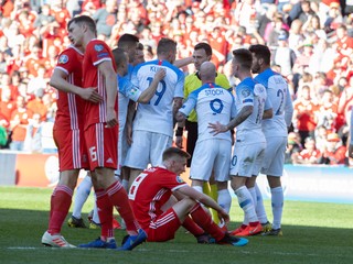 Slovenskí futbalisti sa hádajú s rozhodcom.