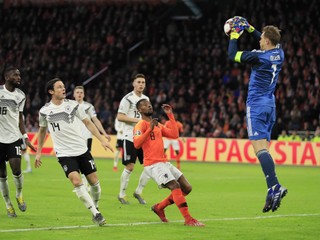 Momentka zo zápasu Holandsko - Nemecko.