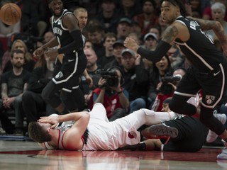 Jusuf Nurkič z Portlandu si v zápase Brooklyn Nets privodil veľmi nepríjemnú zlomeninu dolnej končatiny.