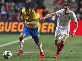 Hráč Brazílie Allan (vľavo) a hráč Česka David Pavelka v súboji o loptu v prípravnom zápase Česko - Brazília v Prahe 26. marca 2019.