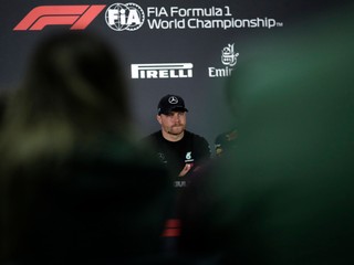 Na snímke Fín Valtteri Bottas (Mercedes) na tlačovej konferencii na okruhu v Sachire pred nedeľňajšou Veľkou cenou Bahrajnu 28. marca 2019.