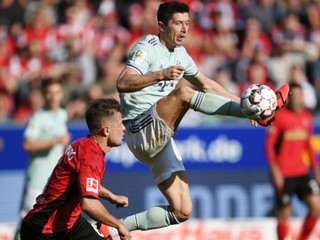 Hráč Bayernu Robert Lewandowski (vpravo) v súboji s Amirom Abrashim z Freiburgu.