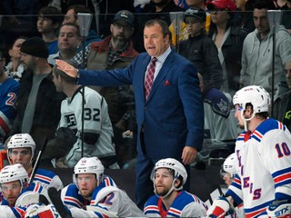  Alain Vigneault na lavičke Rangers.