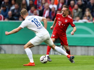 Hráč Bayernu Mníchov Franck Ribery (vpravo) a Sebastian Griesbeck z Heidenheimu.