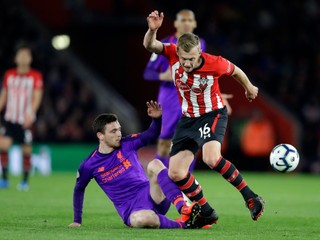 Andrew Robertson (vľavo) v súboji s Jamesom Ward-Prowseom.