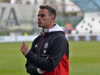 Na snímke tréner AS Trenčín Matthias Kohler počas zápasu tretieho kola nadstavbovej časti Fortuna ligy o záchranu AS Trenčín - FK Senica v Myjave 6. apríla 2019.