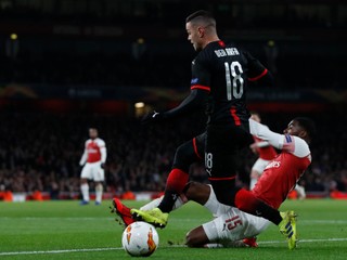 Ben Arfa (v čiernom drese).