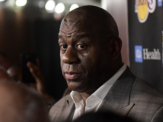 Magic Johnson počas tlačovej konferencie k jeho odstúpeniu na post prezidenta Los Angeles Lakers.