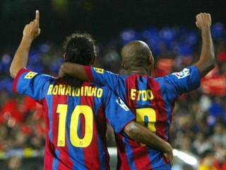 Samuel Eto'o a Ronaldinho v drese FC Barcelona.